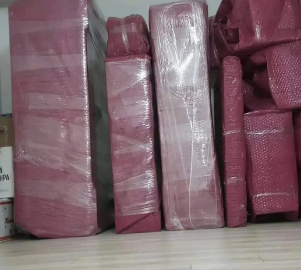 Battaniye ve streç film ile paketlenmiş mobilyalar